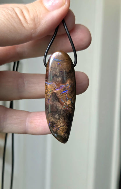 Großer Boulder Opal, Boulderopal Anhänger, "Indian Summer", 54 x 18 x 9 mm, gebohrt, an verstellbarem Lederband, beidseitig tragbar
