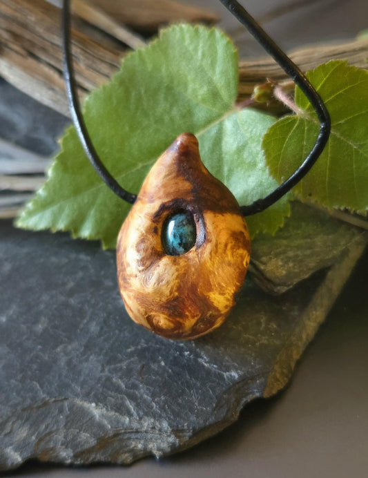 Baumperle mit Edelstein Anhänger vom Kiefernbaum mit Türkis Stein , Holz Anhänger, 32 x 23 x 20 mm, an verstellbarem Lederband