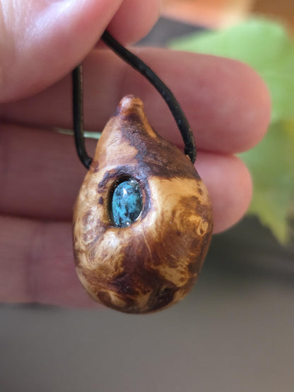 Baumperle mit Edelstein Anhänger vom Kiefernbaum mit Türkis Stein , Holz Anhänger, 32 x 23 x 20 mm, an verstellbarem Lederband