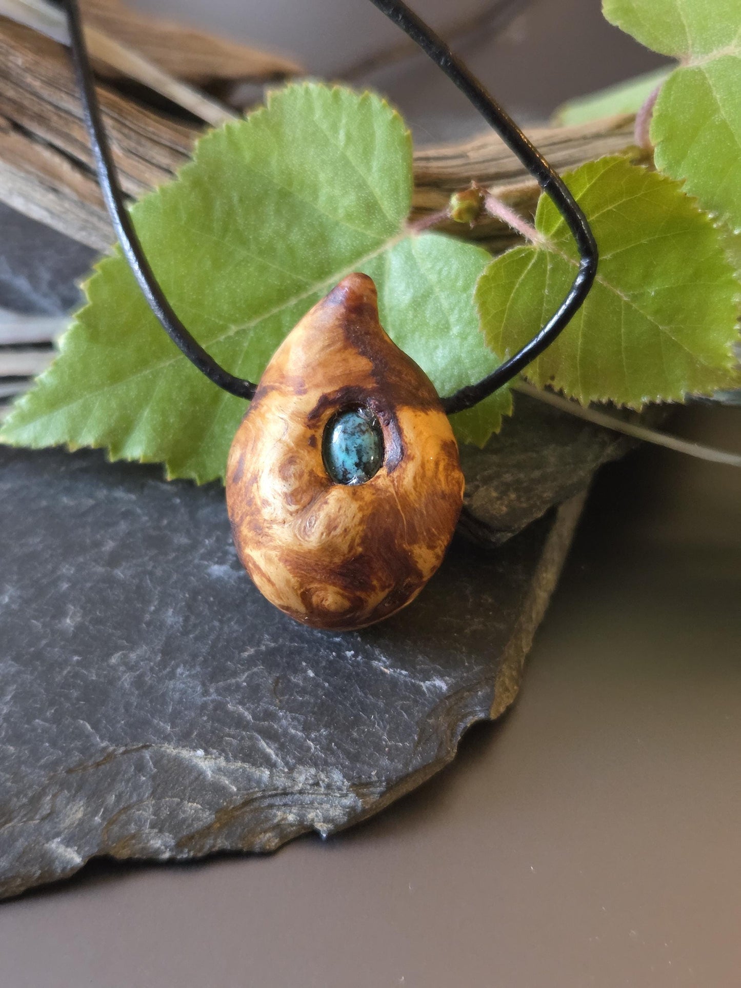 Baumperle mit Edelstein Anhänger vom Kiefernbaum mit Türkis Stein , Holz Anhänger, 32 x 23 x 20 mm, an verstellbarem Lederband
