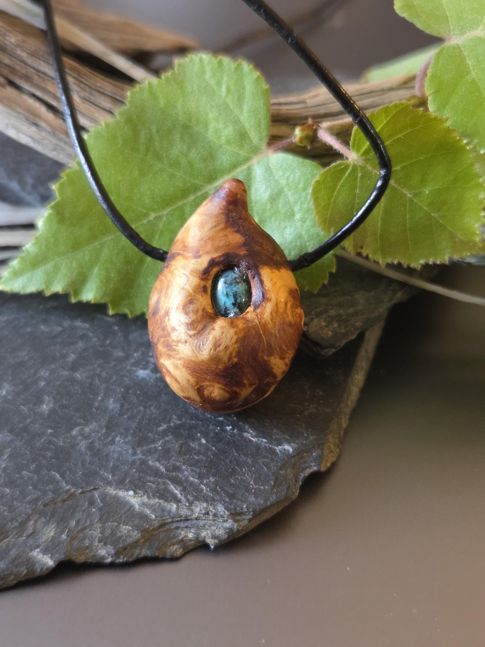 Baumperle mit Edelstein Anhänger vom Kiefernbaum mit Türkis Stein , Holz Anhänger, 32 x 23 x 20 mm, an verstellbarem Lederband