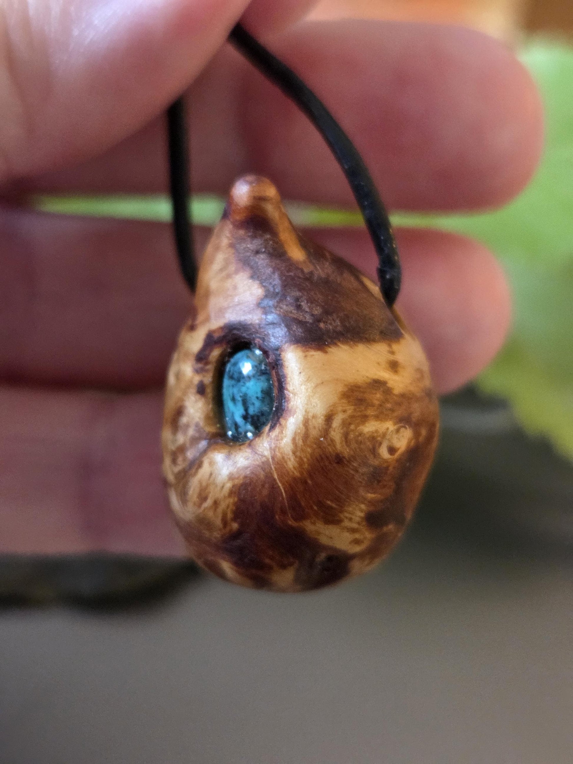 Baumperle mit Edelstein Anhänger vom Kiefernbaum mit Türkis Stein , Holz Anhänger, 32 x 23 x 20 mm, an verstellbarem Lederband