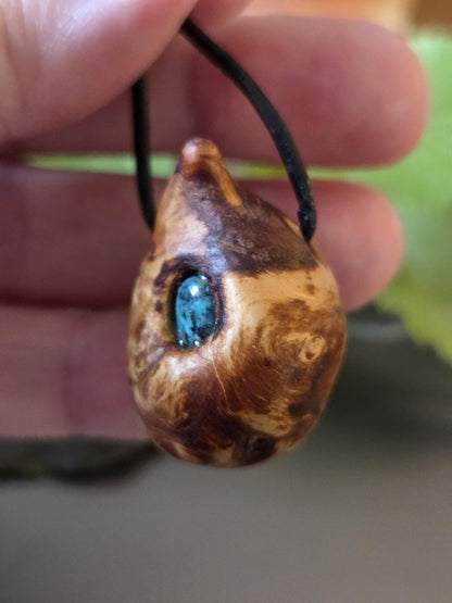 Baumperle mit Edelstein Anhänger vom Kiefernbaum mit Türkis Stein , Holz Anhänger, 32 x 23 x 20 mm, an verstellbarem Lederband