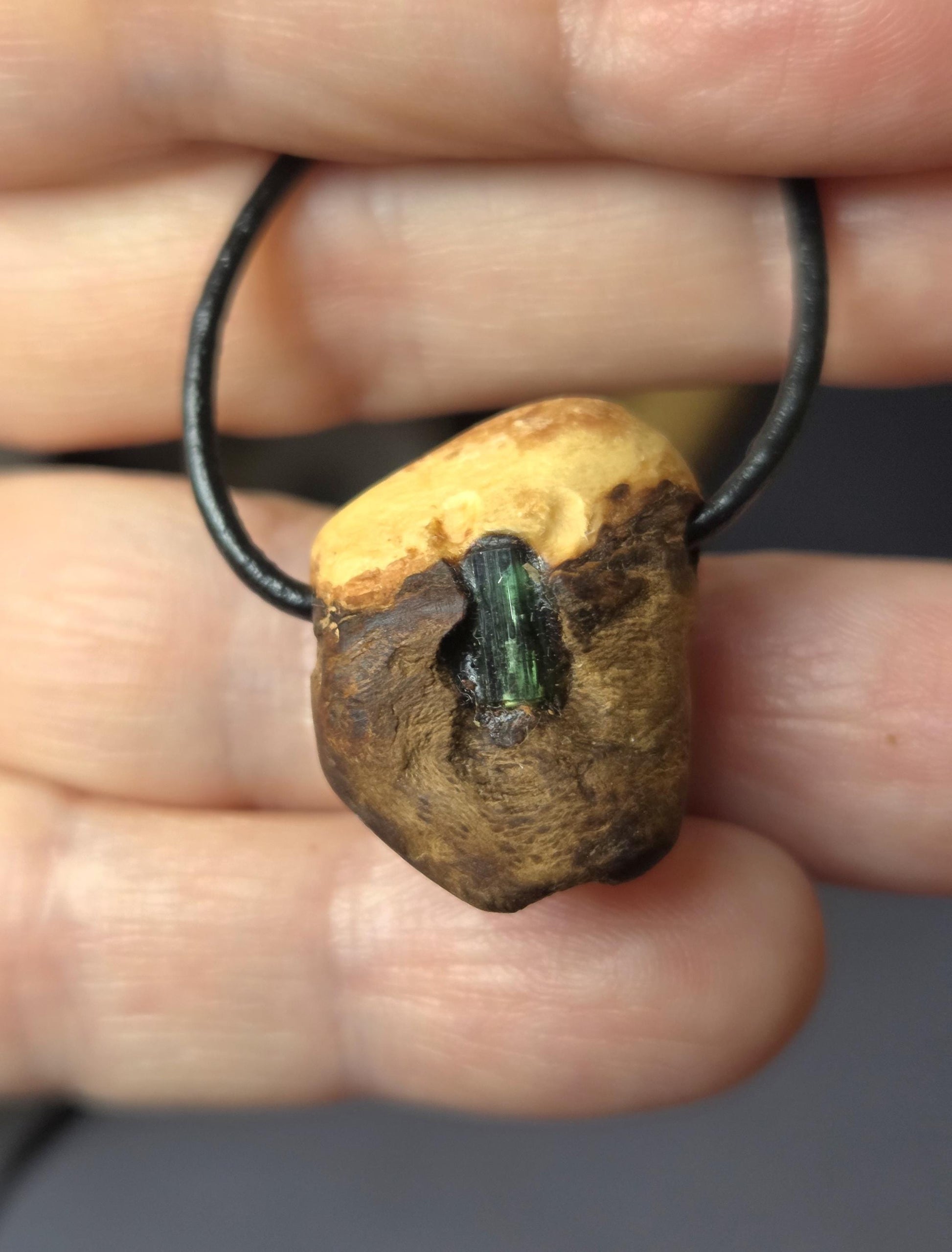 Baumperlen Anhänger der Buche mit Turmalin grün, Verdelith, Holz Anhänger mit Edelstein, 23 x 21 x 13 mm, an Lederband