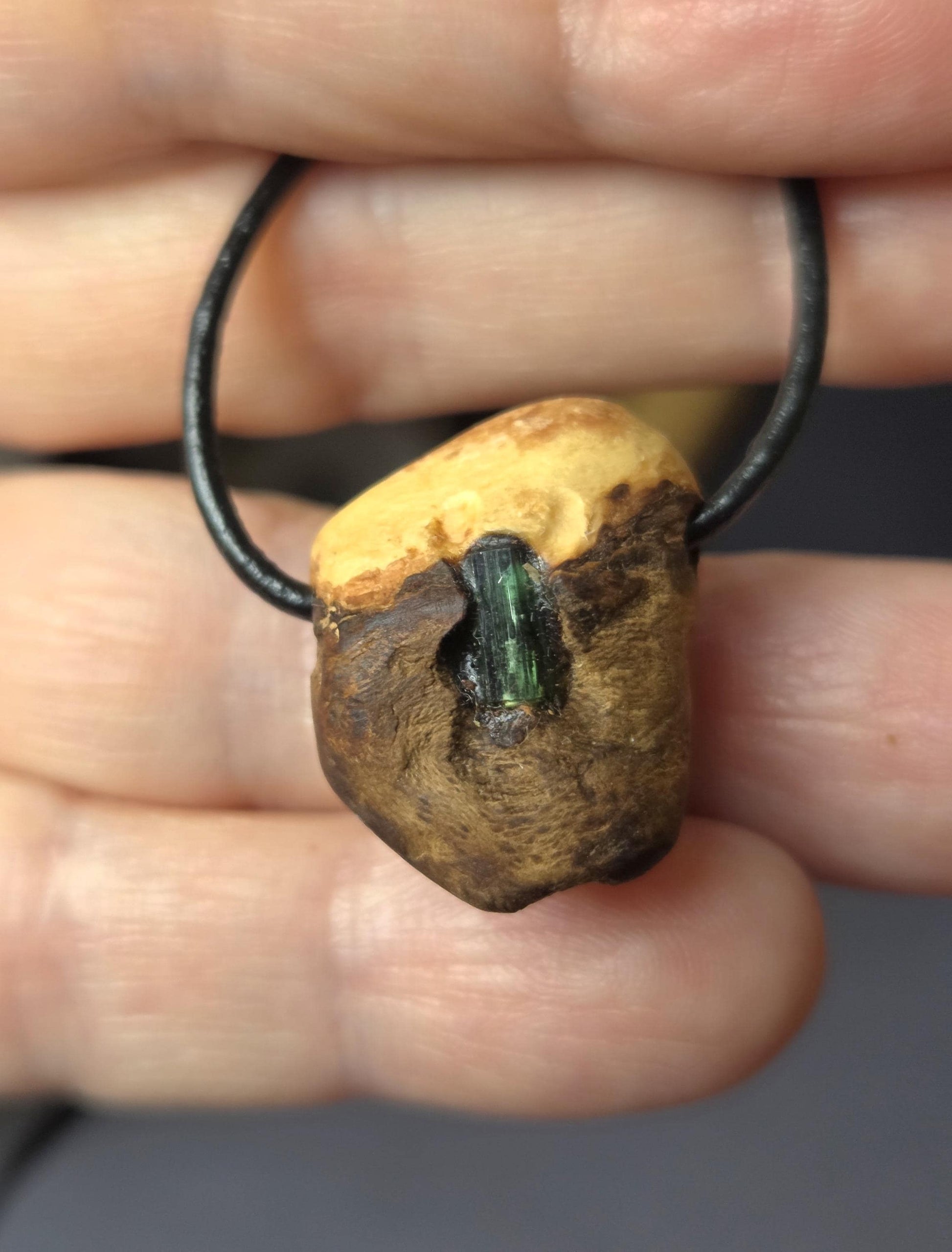Kleine Baumperle der Buche mit Turmalin grün, Verdelith, Holz Baumperlen Anhänger mit Edelstein, 23 x 21 x 13 mm, an verstellbarem Lederband