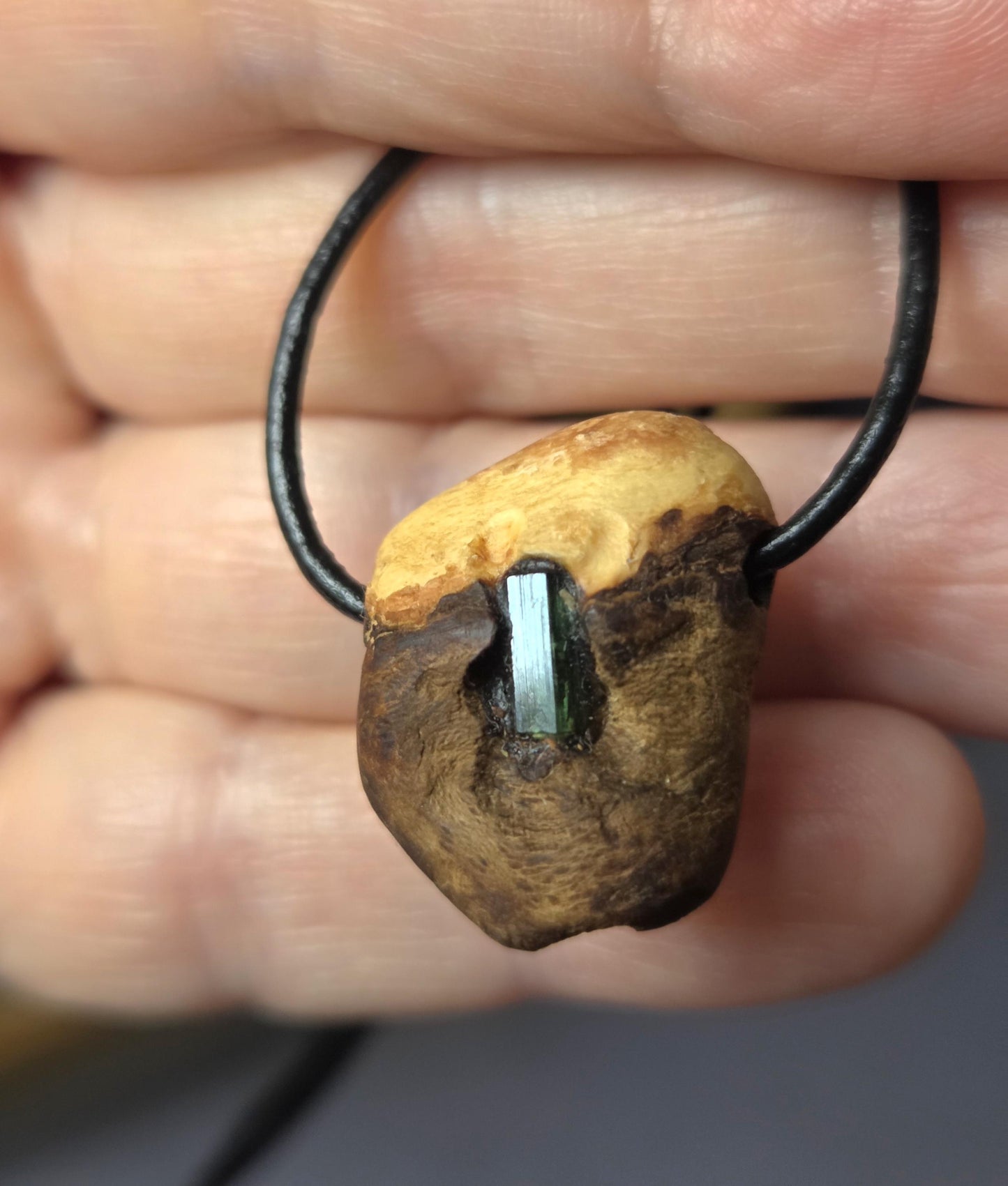 Baumperlen Anhänger der Buche mit Turmalin grün, Verdelith, Holz Anhänger mit Edelstein, 23 x 21 x 13 mm, an Lederband