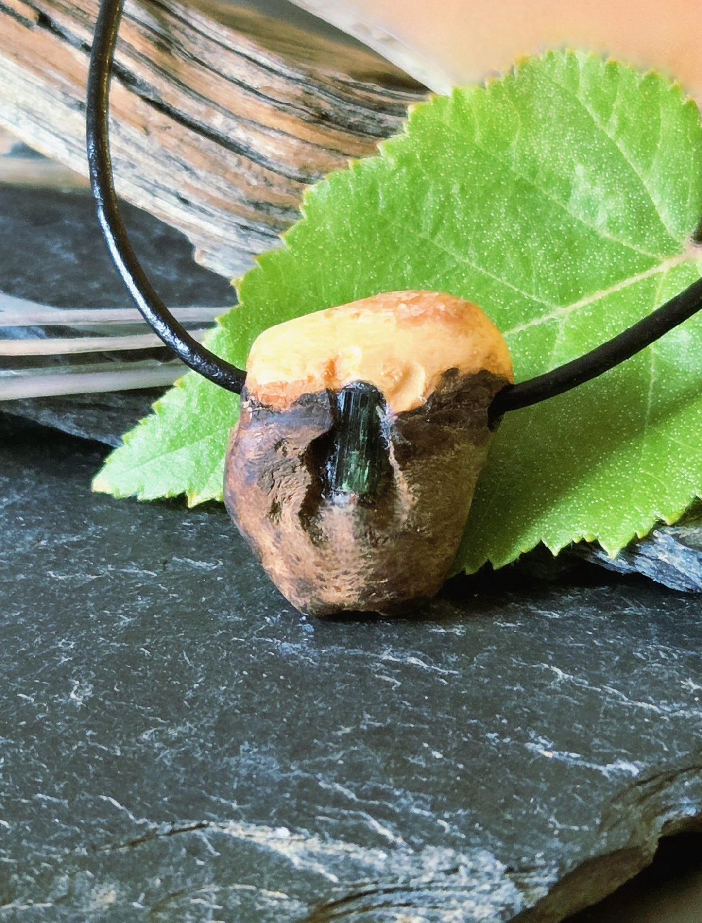 Baumperlen Anhänger der Buche mit Turmalin grün, Verdelith, Holz Anhänger mit Edelstein, 23 x 21 x 13 mm, an Lederband