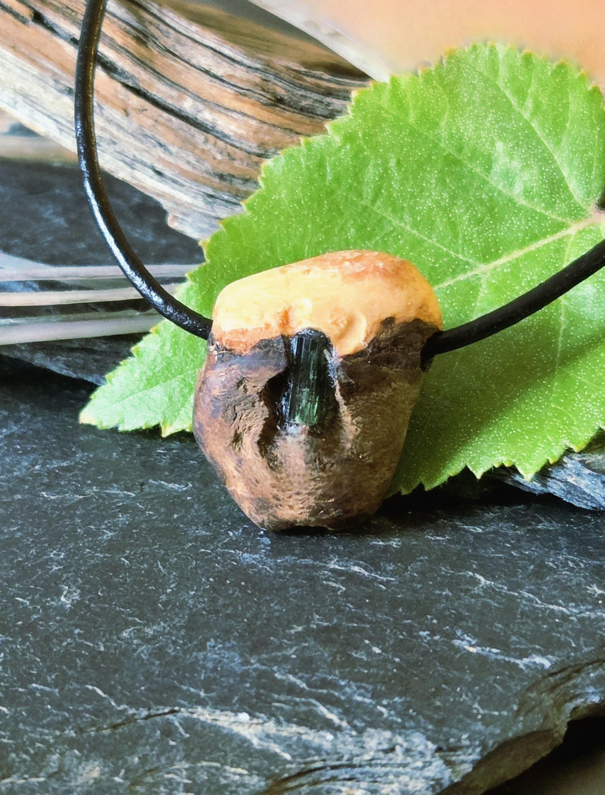 Baumperlen Anhänger der Buche mit Turmalin grün, Verdelith, Holz Anhänger mit Edelstein, 23 x 21 x 13 mm, an Lederband