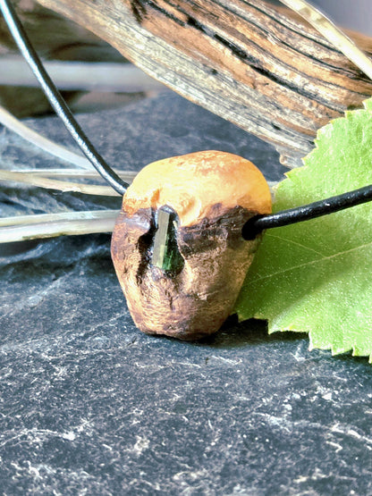 Baumperlen Anhänger der Buche mit Turmalin grün, Verdelith, Holz Anhänger mit Edelstein, 23 x 21 x 13 mm, an Lederband