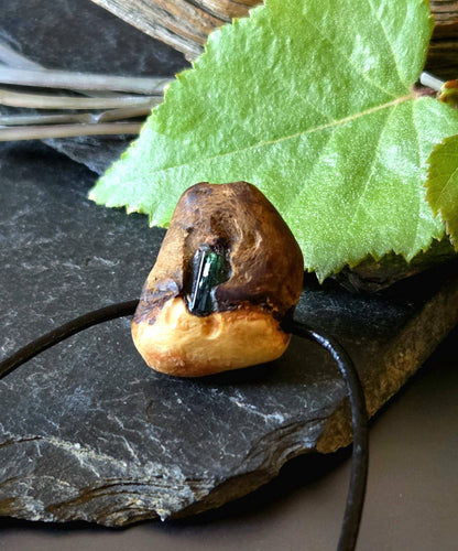 Kleine Baumperle der Buche mit Turmalin grün, Verdelith, Holz Baumperlen Anhänger mit Edelstein, 23 x 21 x 13 mm, an verstellbarem Lederband