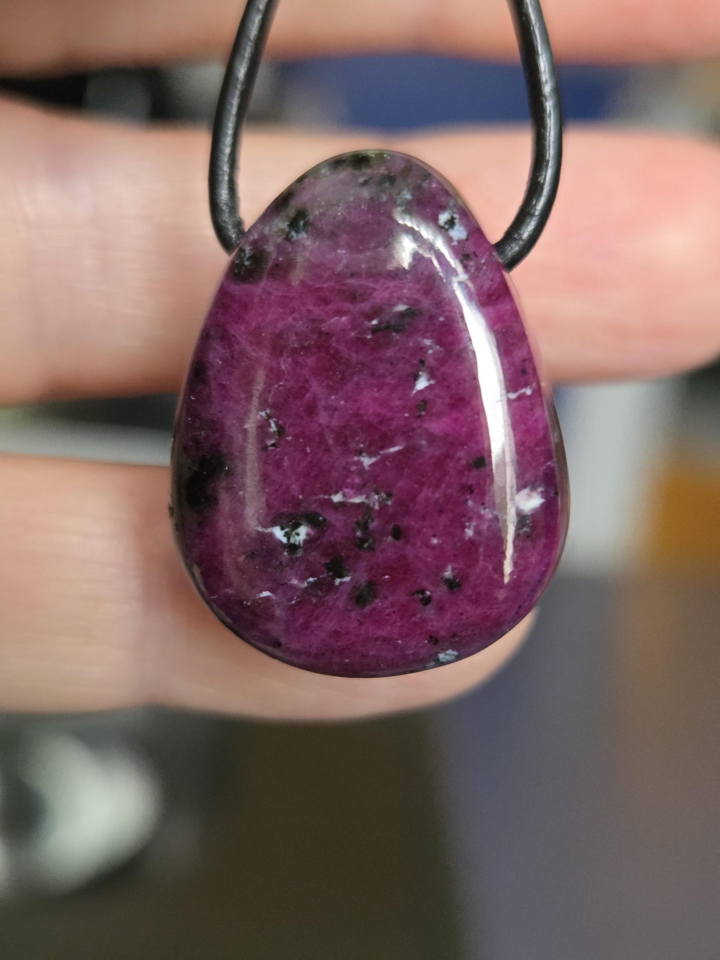 Magischer Rubin mit einem Hauch Zoisit, Anhänger, 26 x 20 x 11 mm, gebohrt, an verstellbarem Lederband, ruby pedants