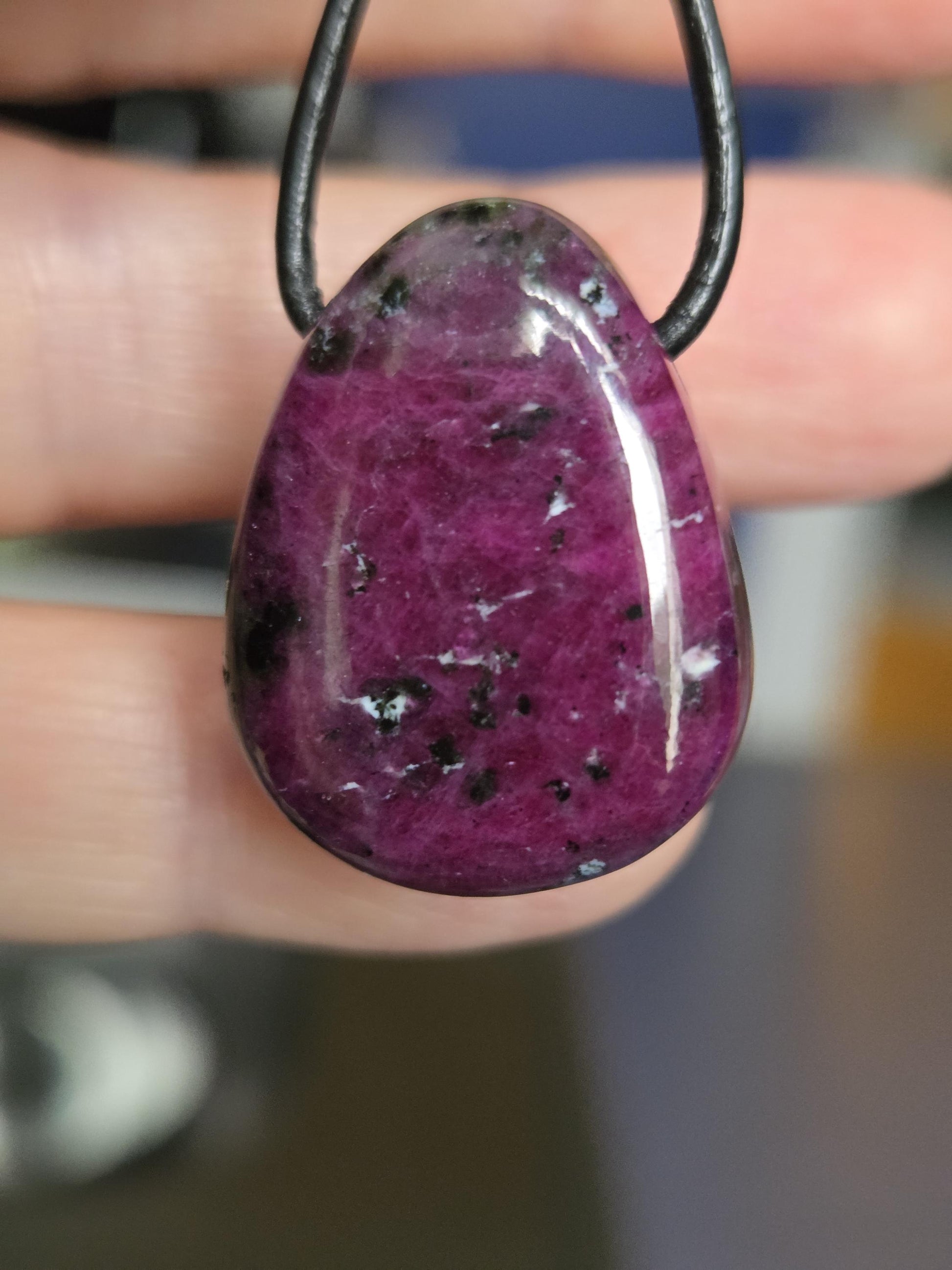 Magischer Rubin mit einem Hauch Zoisit, Anhänger, 26 x 20 x 11 mm, gebohrt, an verstellbarem Lederband, ruby pedants
