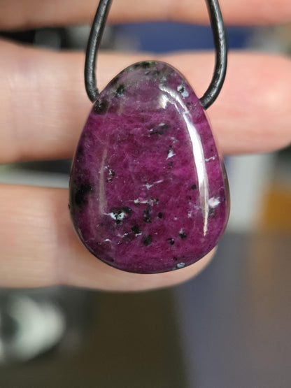 Magischer Rubin mit einem Hauch Zoisit, Anhänger, 26 x 20 x 11 mm, gebohrt, an verstellbarem Lederband, ruby pedants