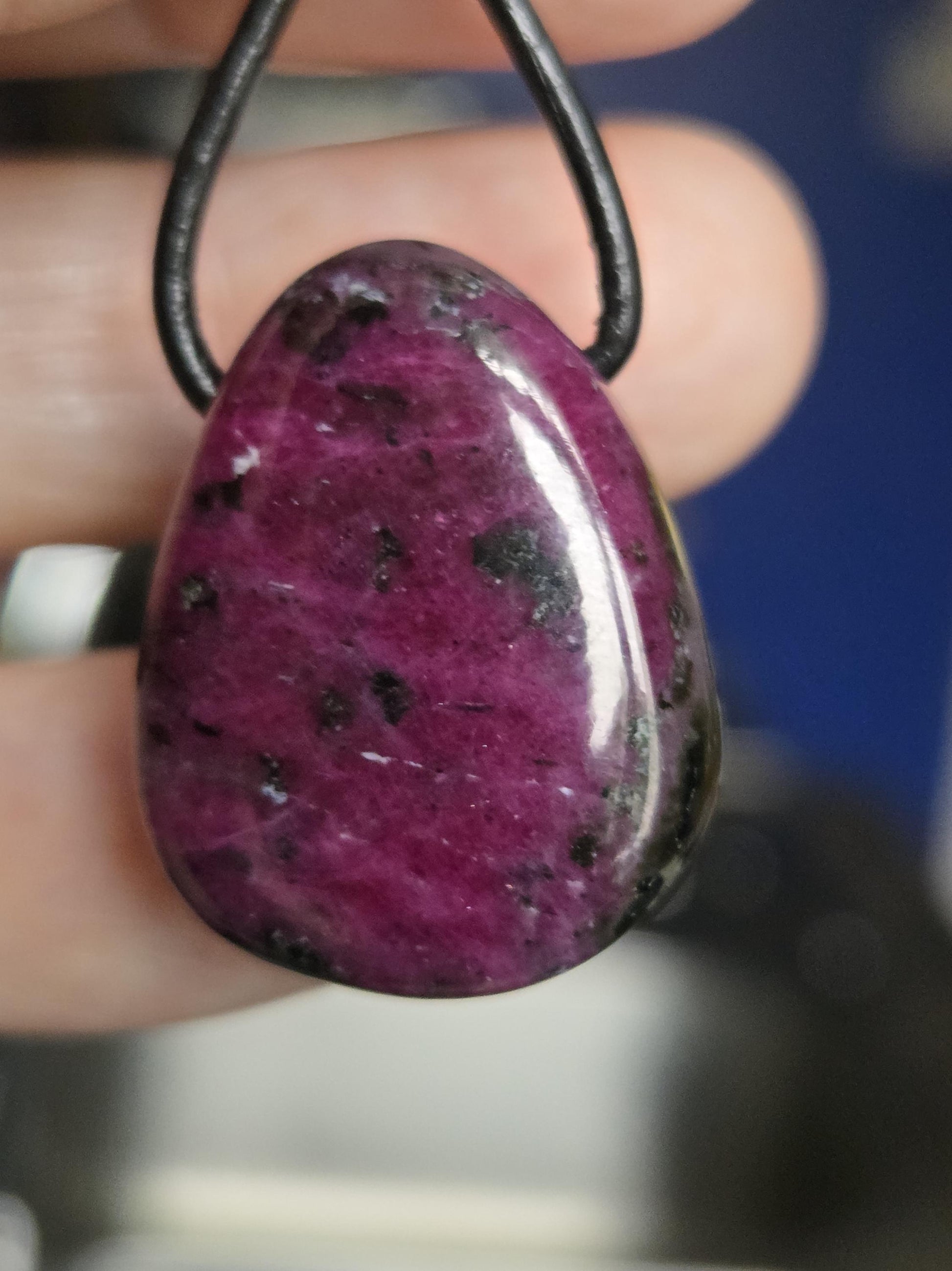 Magischer Rubin mit einem Hauch Zoisit, Anhänger, 26 x 20 x 11 mm, gebohrt, an verstellbarem Lederband, ruby pedants