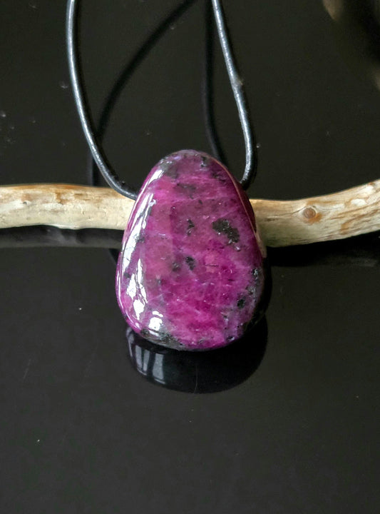 Magischer Rubin mit einem Hauch Zoisit, Anhänger, 26 x 20 x 11 mm, gebohrt, an verstellbarem Lederband, ruby pedants