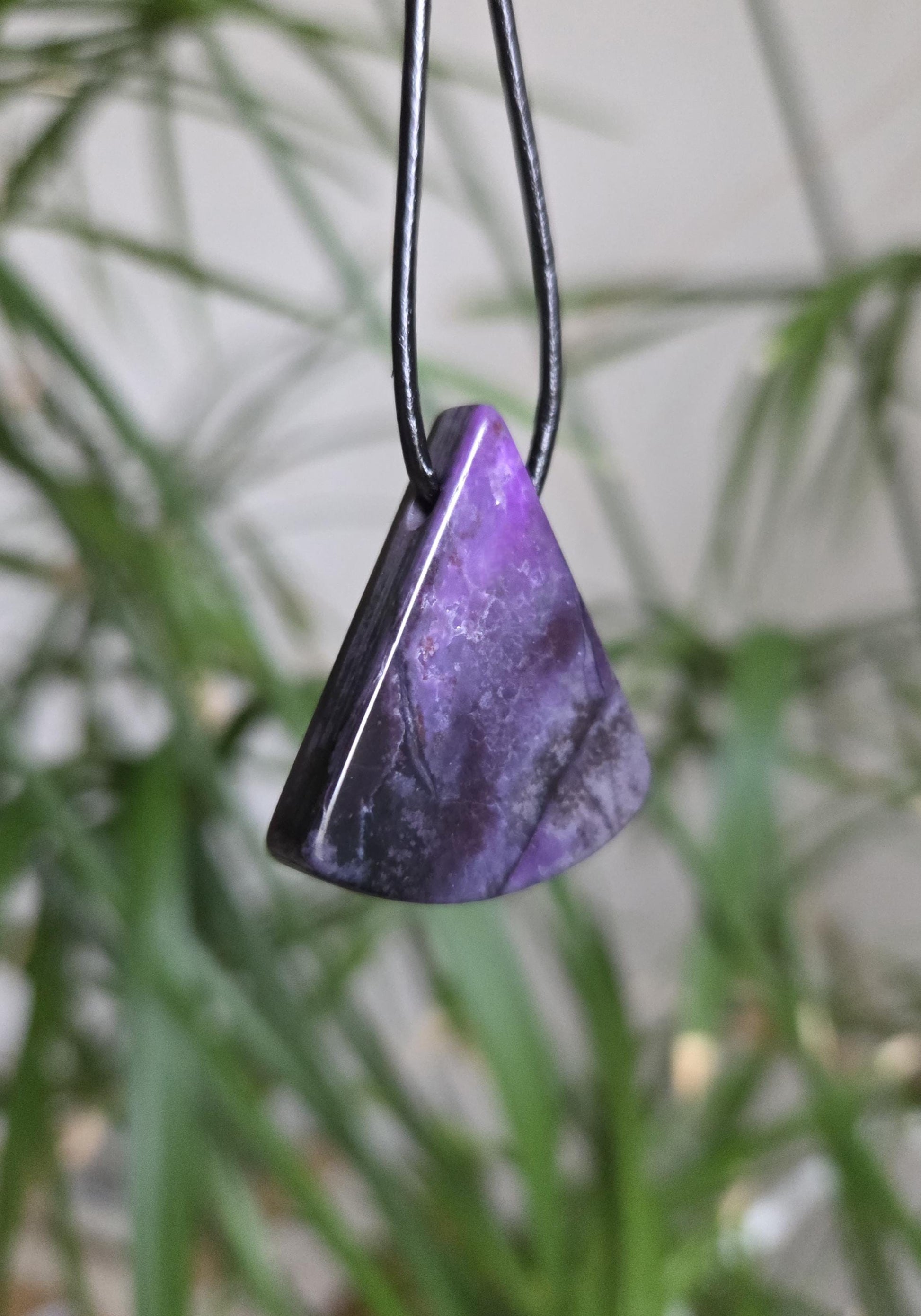 Kostbarer Sugilith Anhänger, dreieck förmig , 35 x 30 x 6 mm, gebohrt, an verstellbarem Lederband