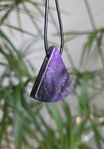 Kostbarer Sugilith Anhänger, dreieck förmig , 35 x 30 x 6 mm, gebohrt, an verstellbarem Lederband
