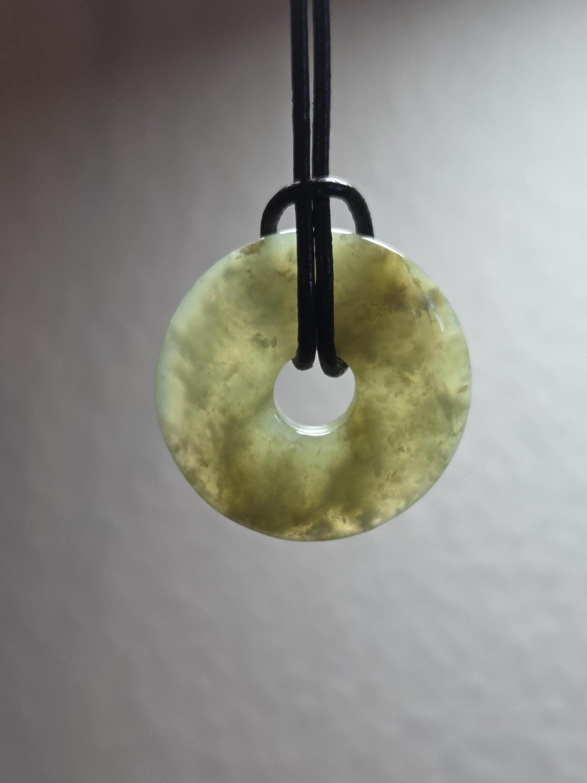 Echte Jade Burma Jade China Jade, Anhänger, Donut, 30 x 5 mm, an verstellbarem Lederband