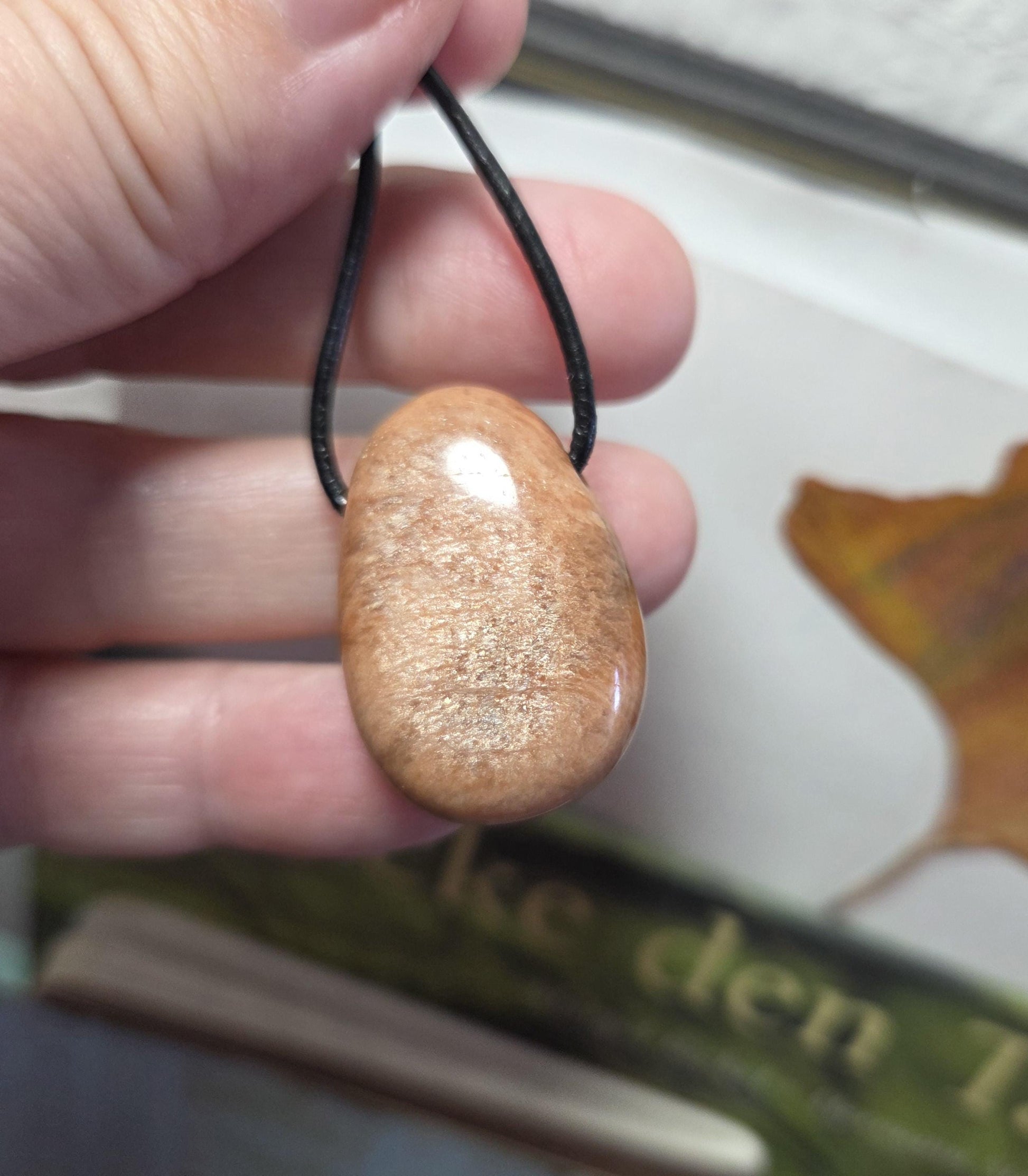 Echter Mondstein, Mondstein, apricot, rosa, perlmutt Anhänger, 30 x 20 x 11 mm, gebohrt, am Lederband