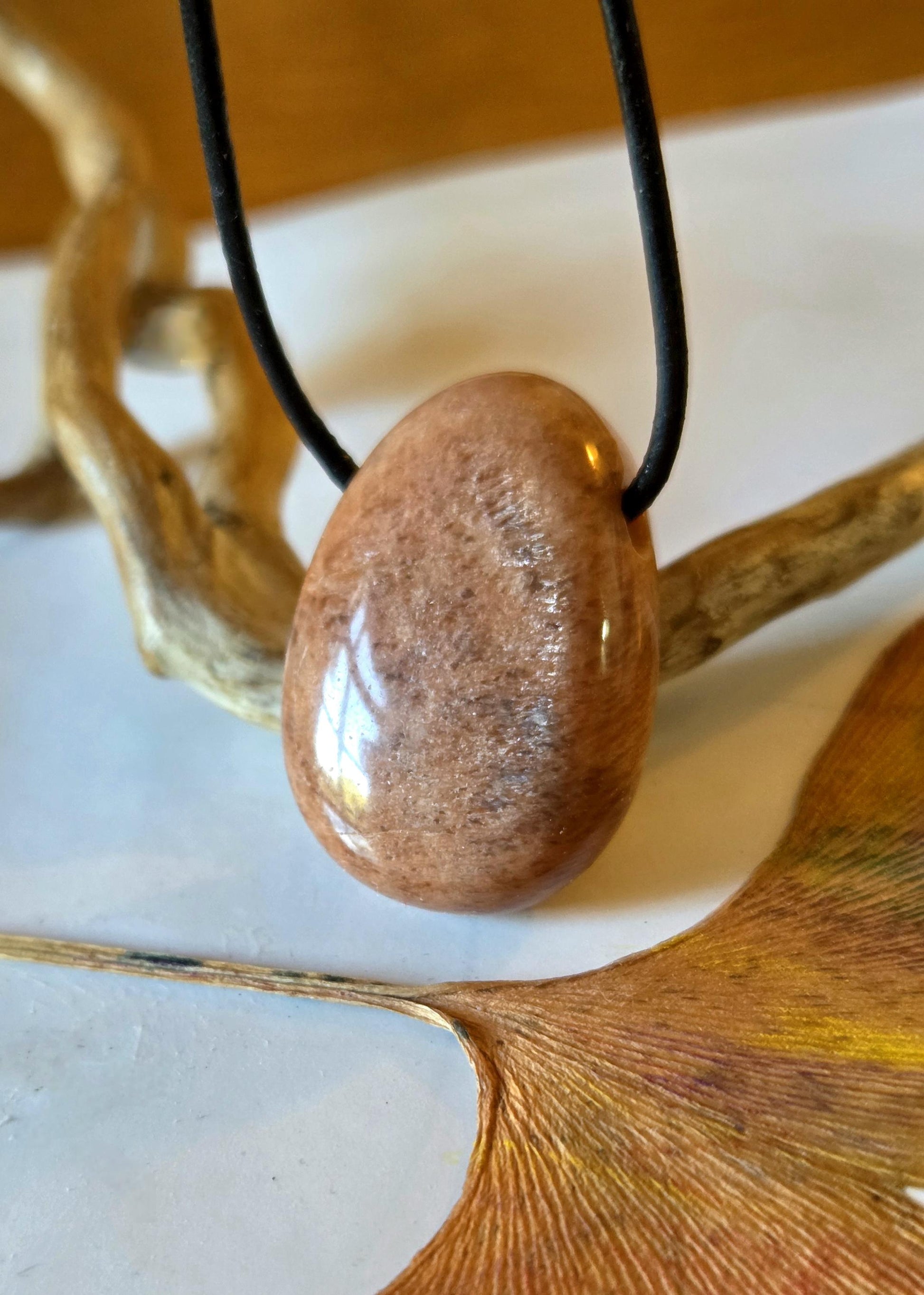 Echter Mondstein, Mondstein, apricot, rosa, perlmutt Anhänger, 30 x 20 x 11 mm, gebohrt, am Lederband