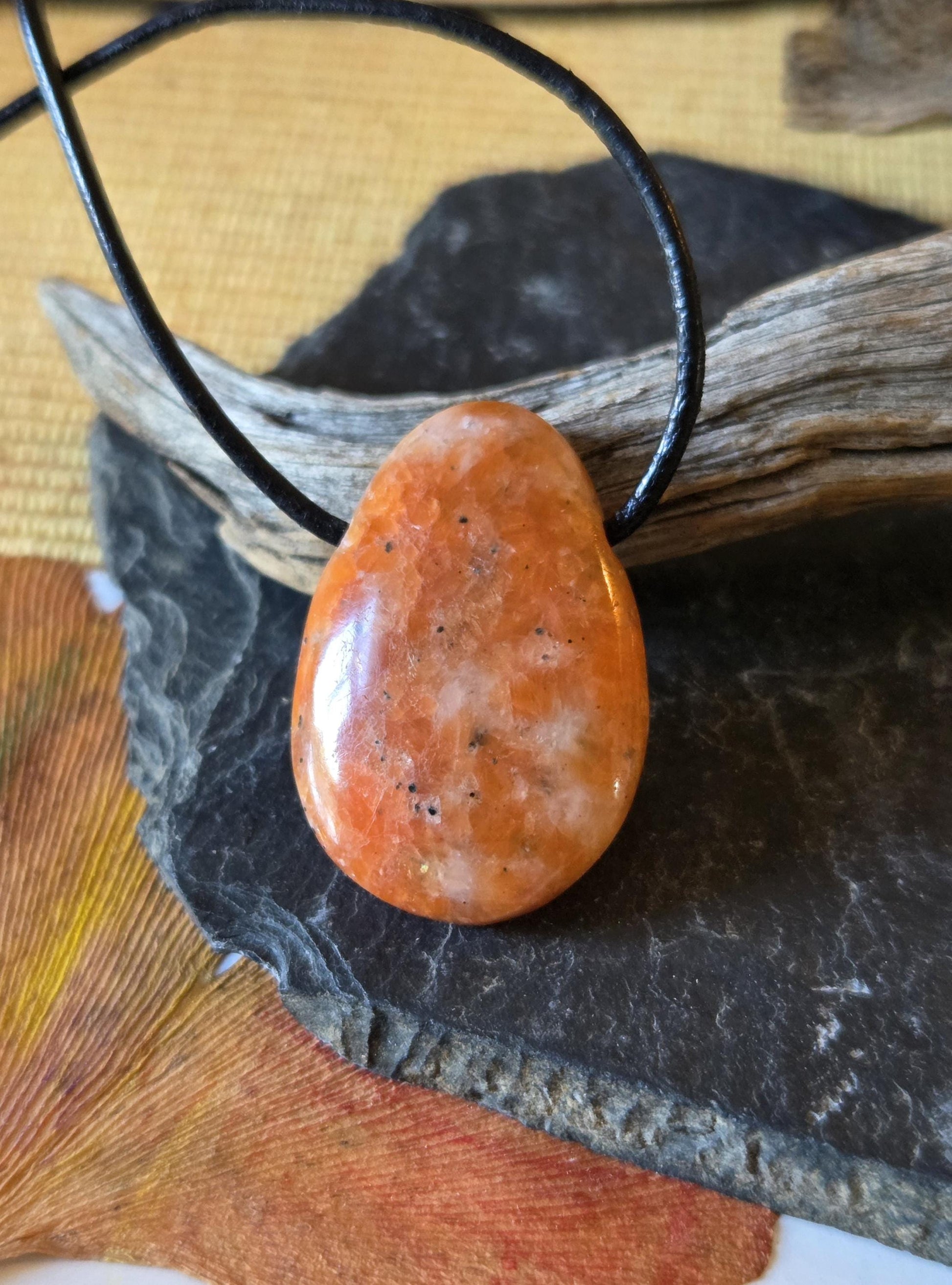 Orangencalcit Orangen Calcit mit Pyrit und Anyolith Anhänger, 31 x 22 x 8 mm, gebohrt, am Lederband