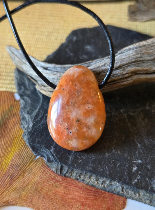 Orangencalcit Orangen Calcit mit Pyrit und Anyolith Anhänger, 31 x 22 x 8 mm, gebohrt, am Lederband