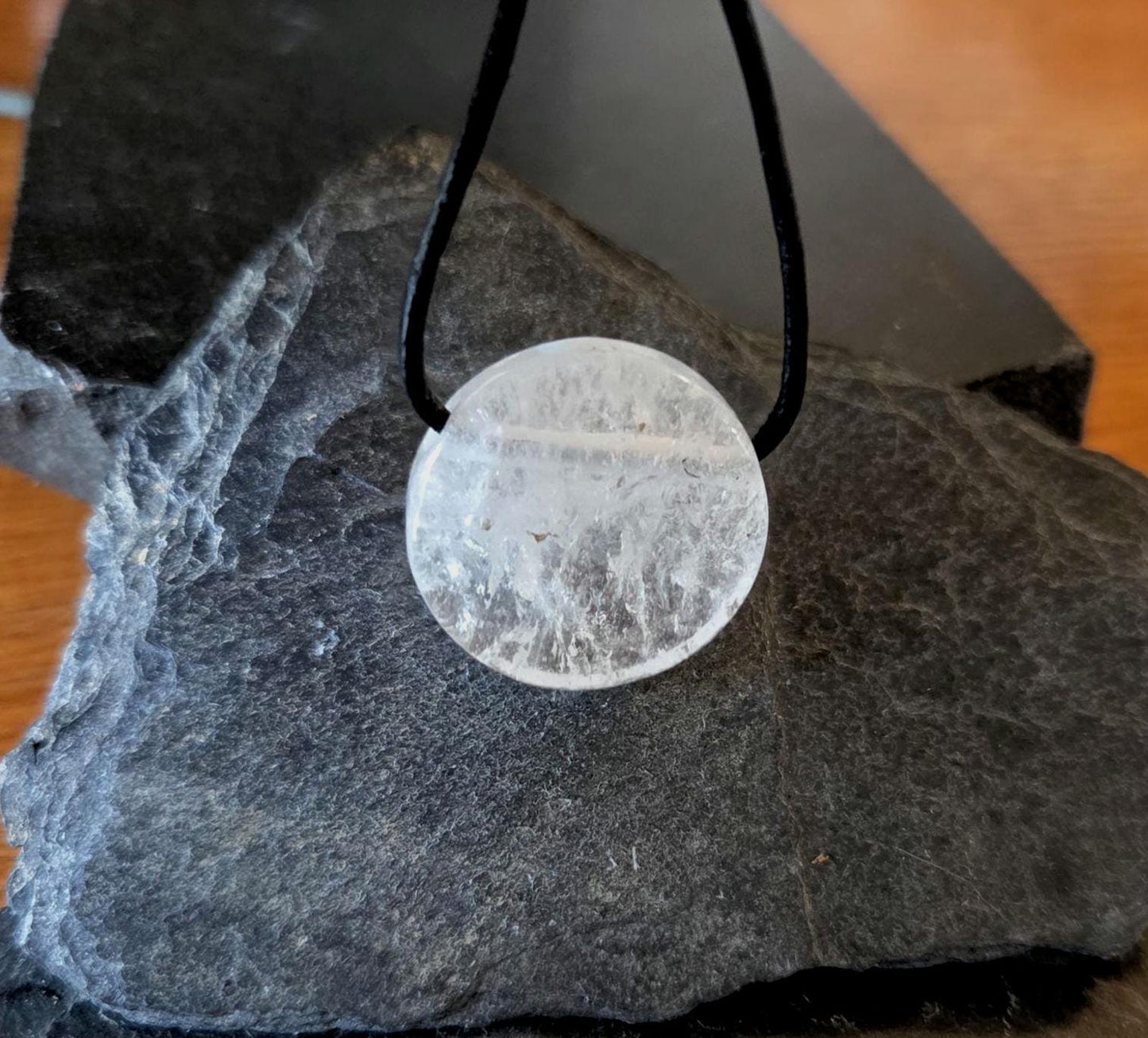 Bergkristall Anhänger Scheibe , 25 x 25 x 7 mm, gebohrt, an verstellbarem Lederband