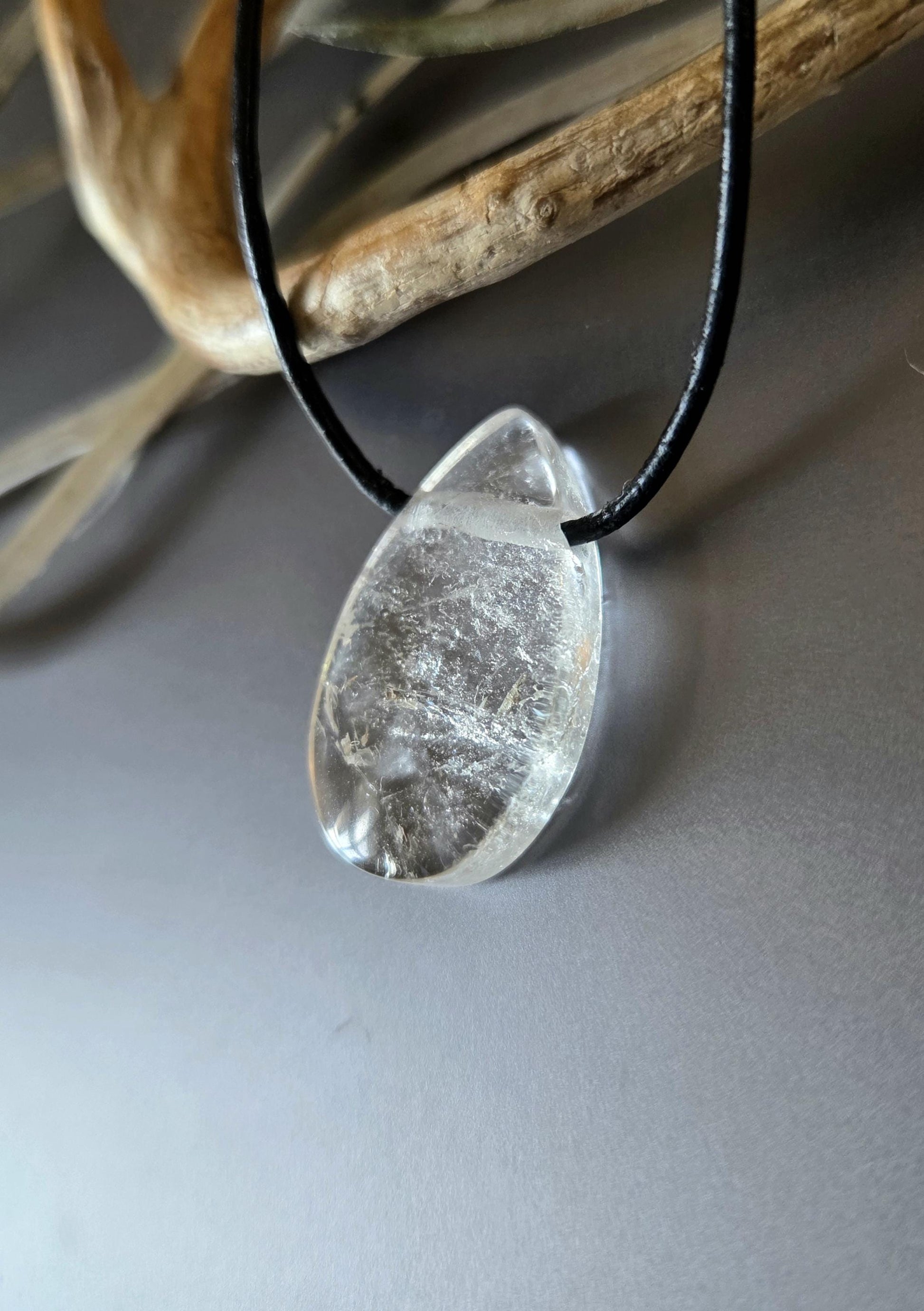 Bergkristall Anhänger Scheibe tropfenförmig , 32 x 19 x 7 mm, gebohrt, an verstellbarem Lederband