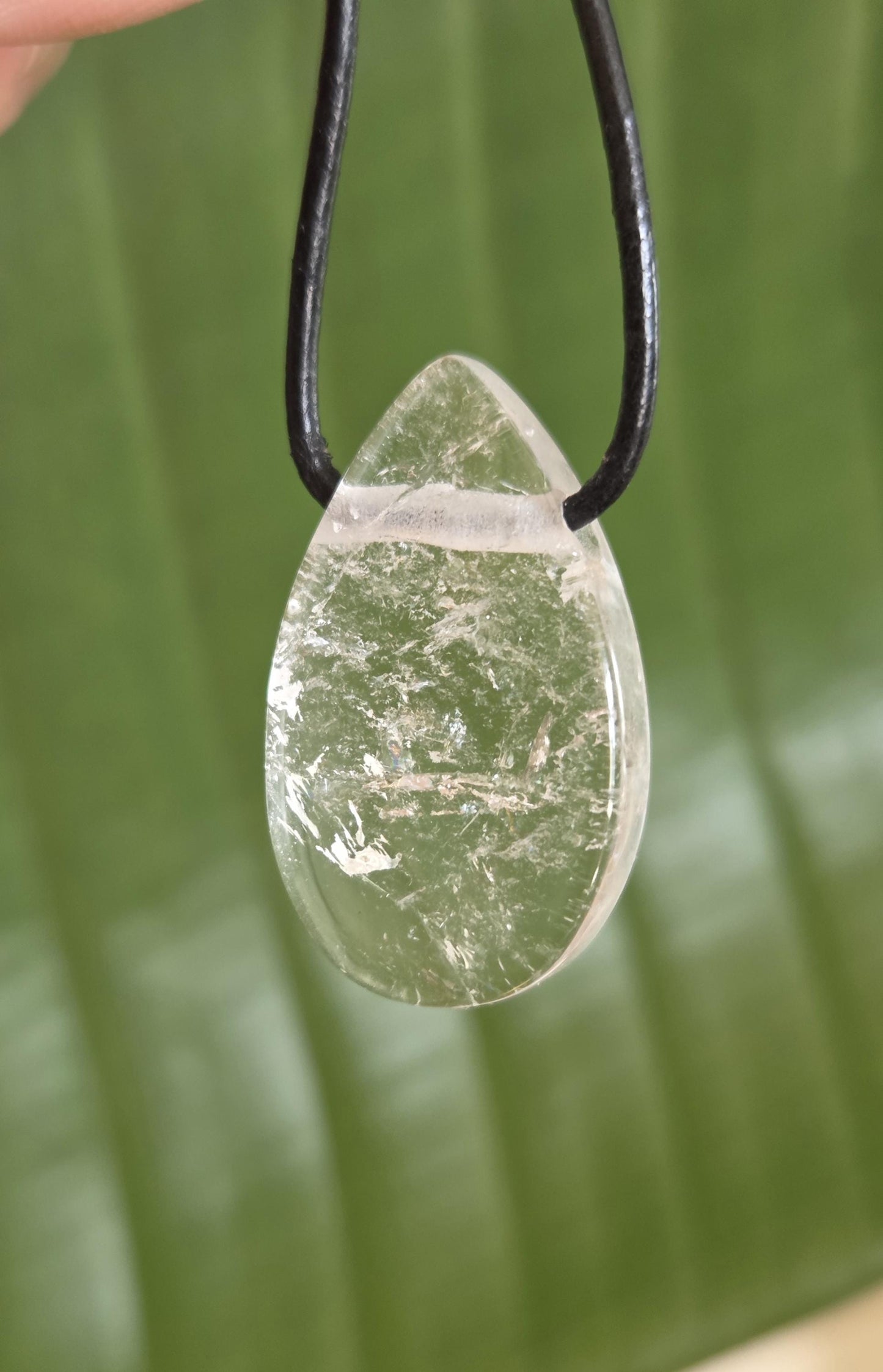 Bergkristall Anhänger Scheibe tropfenförmig , 32 x 19 x 7 mm, gebohrt, an verstellbarem Lederband