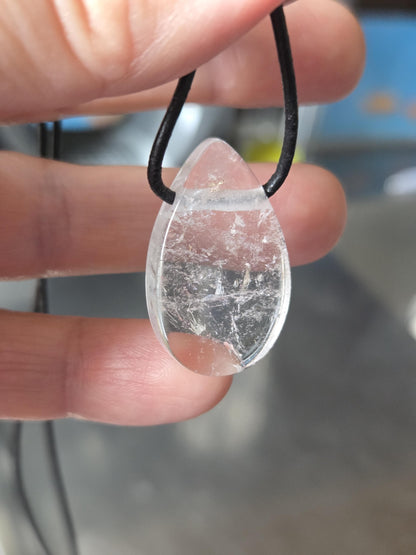 Bergkristall Anhänger Scheibe tropfenförmig , 32 x 19 x 7 mm, gebohrt, an verstellbarem Lederband