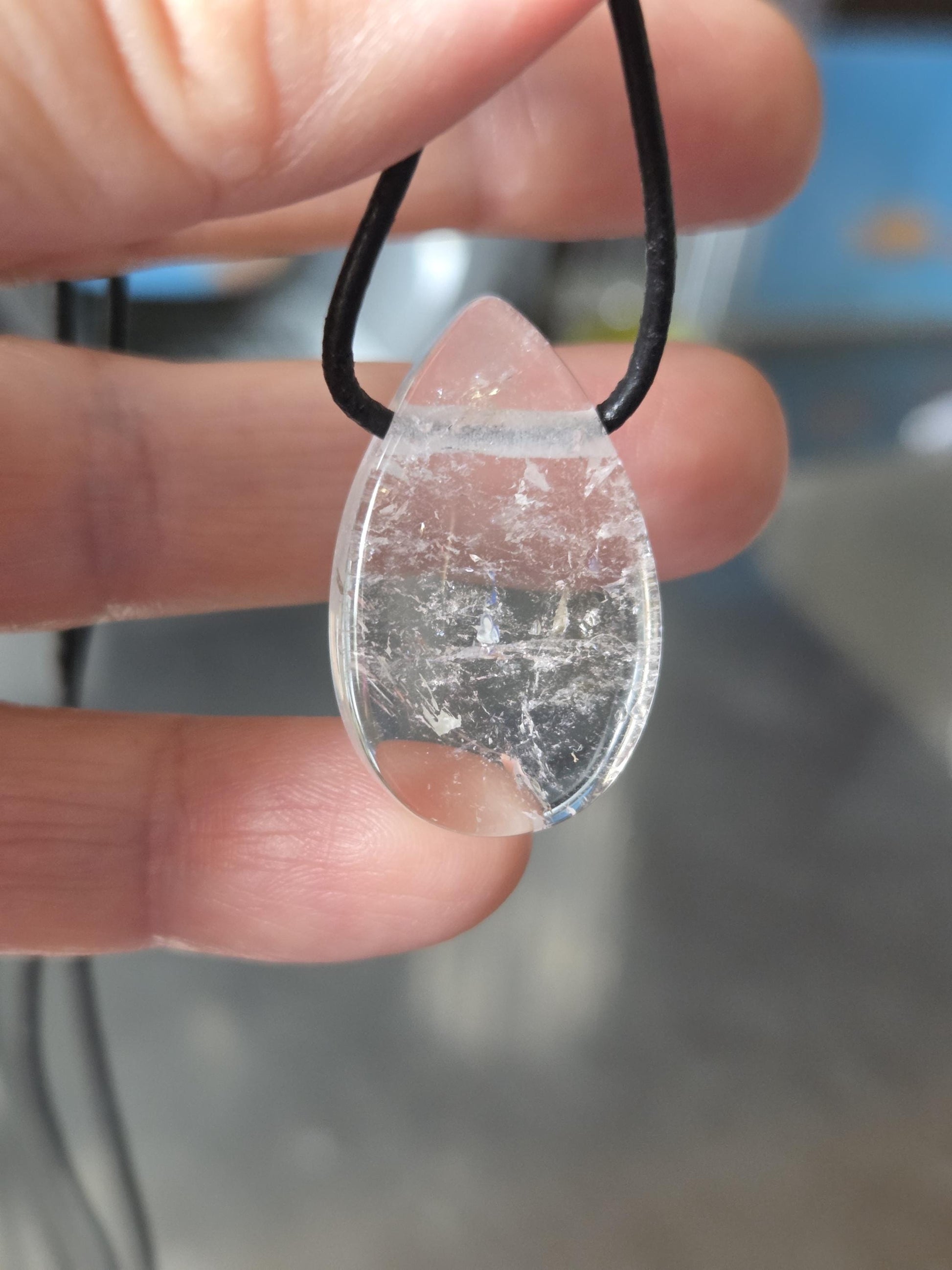 Bergkristall Anhänger Scheibe tropfenförmig , 32 x 19 x 7 mm, gebohrt, an verstellbarem Lederband