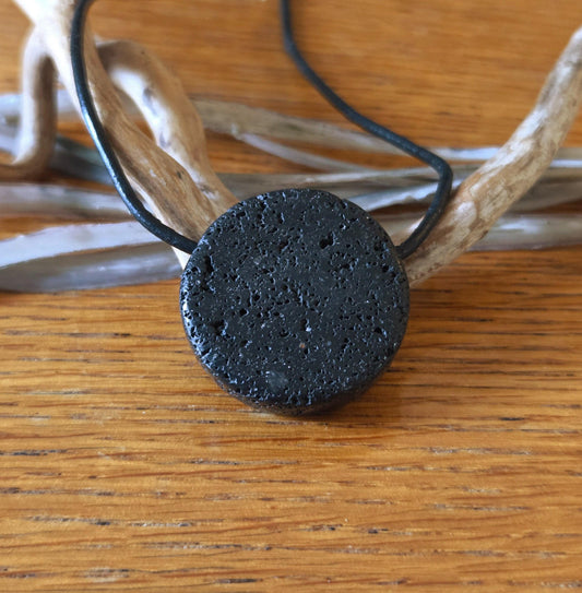 Vulkanstein , Lavastein, Lava, aus dem Vulkan Hekla Island, Anhänger Scheibe rund, 25 x 25 x 7 mm, gebohrt, an verstellbarem Lederband
