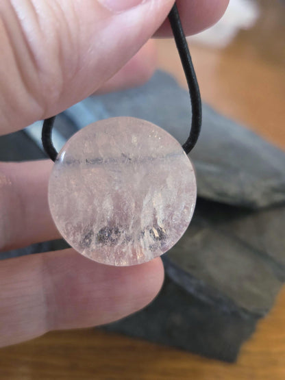 Bergkristall Anhänger Scheibe , 25 x 25 x 7 mm, gebohrt, an verstellbarem Lederband