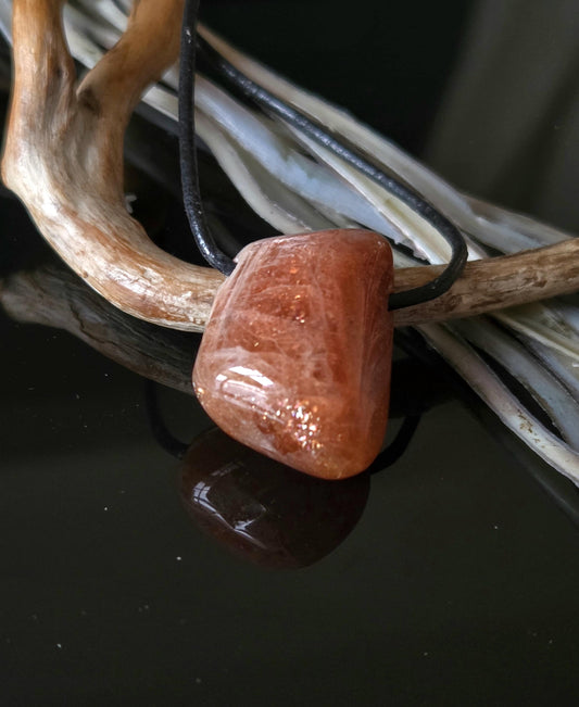 Glitzernder Sonnenstein, Anhänger, 24 x 19 x 16 mm, gebohrt, an verstellbarem Lederband