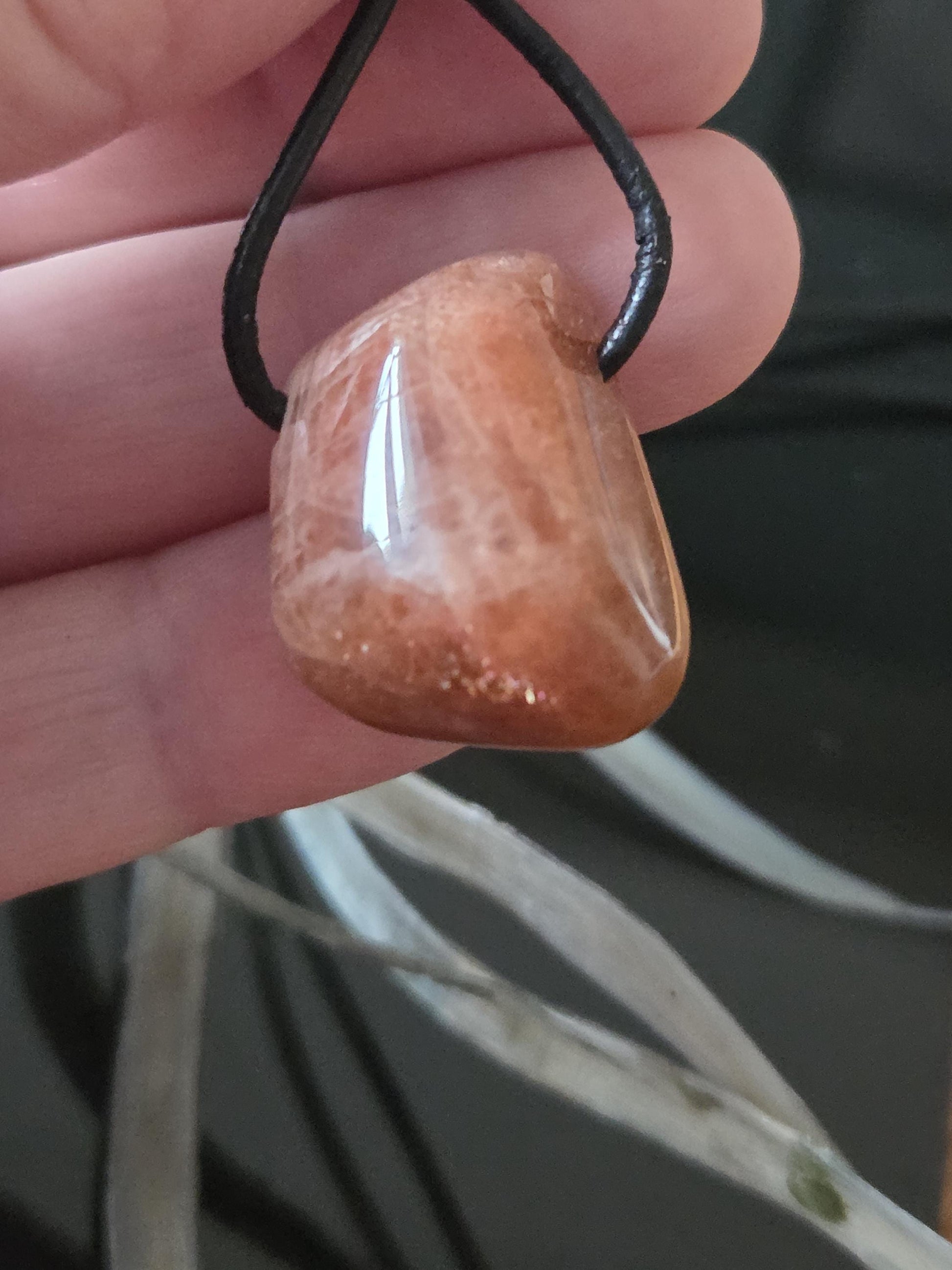 Glitzernder Sonnenstein, Anhänger, 24 x 19 x 16 mm, gebohrt, an verstellbarem Lederband