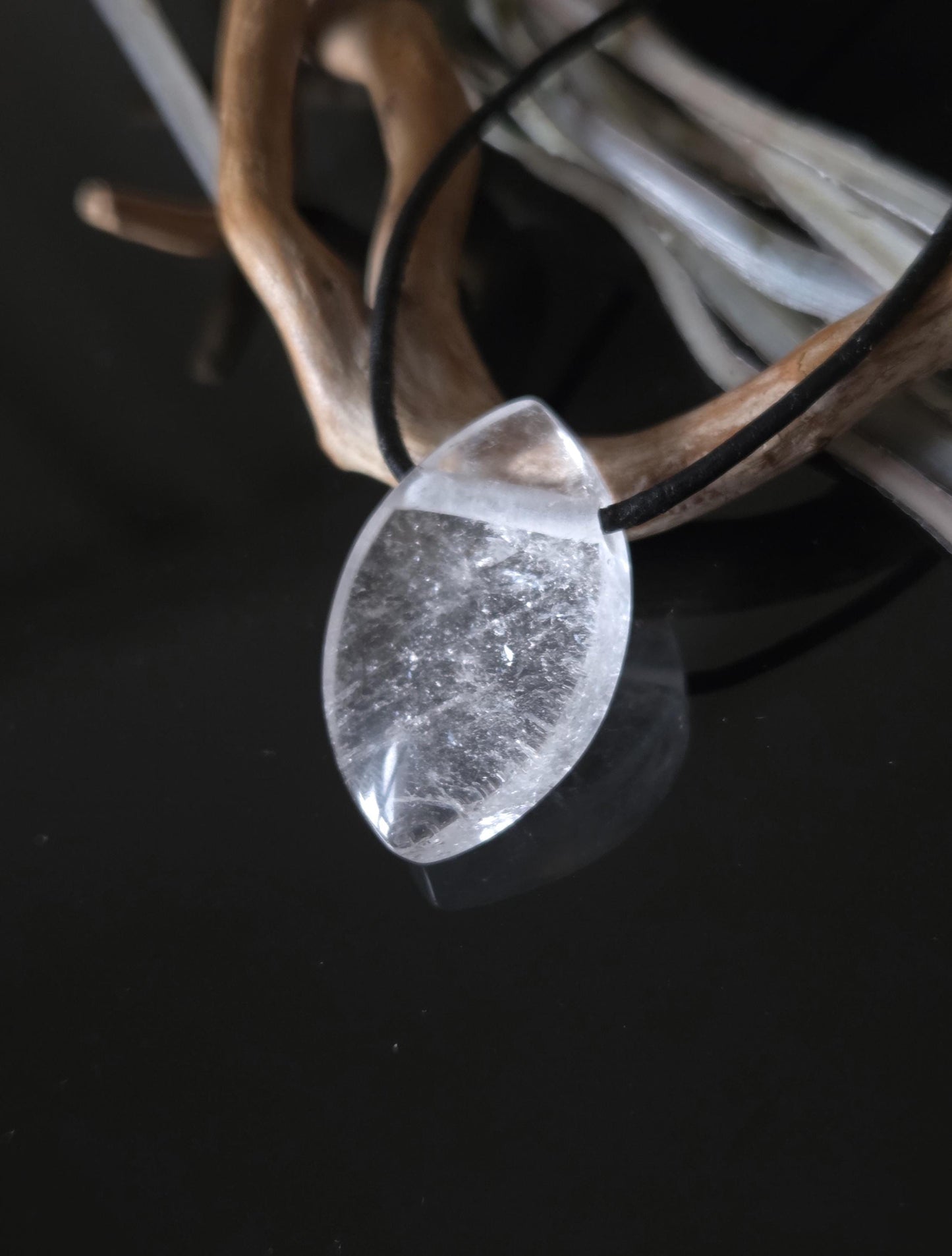 Bergkristall Navette förmiger Anhänger, "worry stone förmig", 30 x 18 x 6 mm, gebohrt, an verstellbarem Lederband