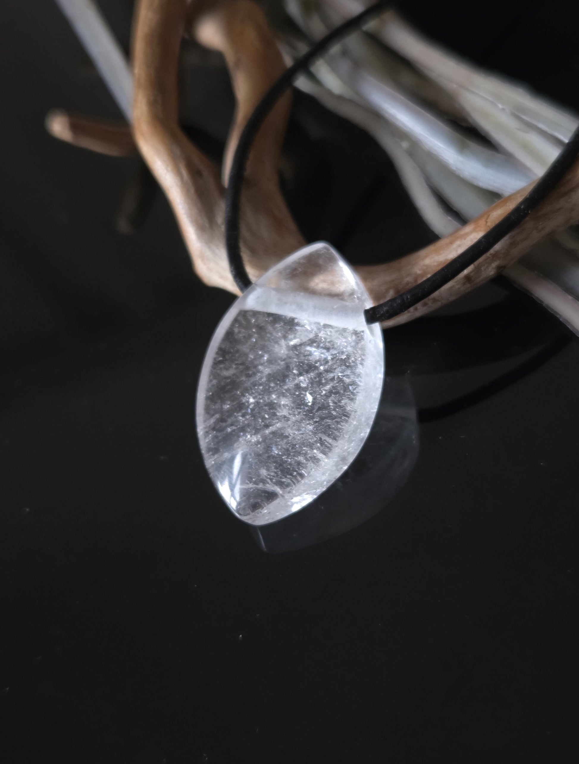 Bergkristall Navette förmiger Anhänger, "worry stone förmig", 30 x 18 x 6 mm, gebohrt, an verstellbarem Lederband