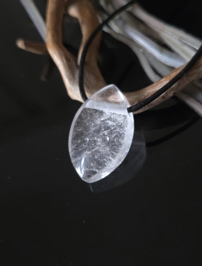 Bergkristall Navette förmiger Anhänger, "worry stone förmig", 30 x 18 x 6 mm, gebohrt, an verstellbarem Lederband