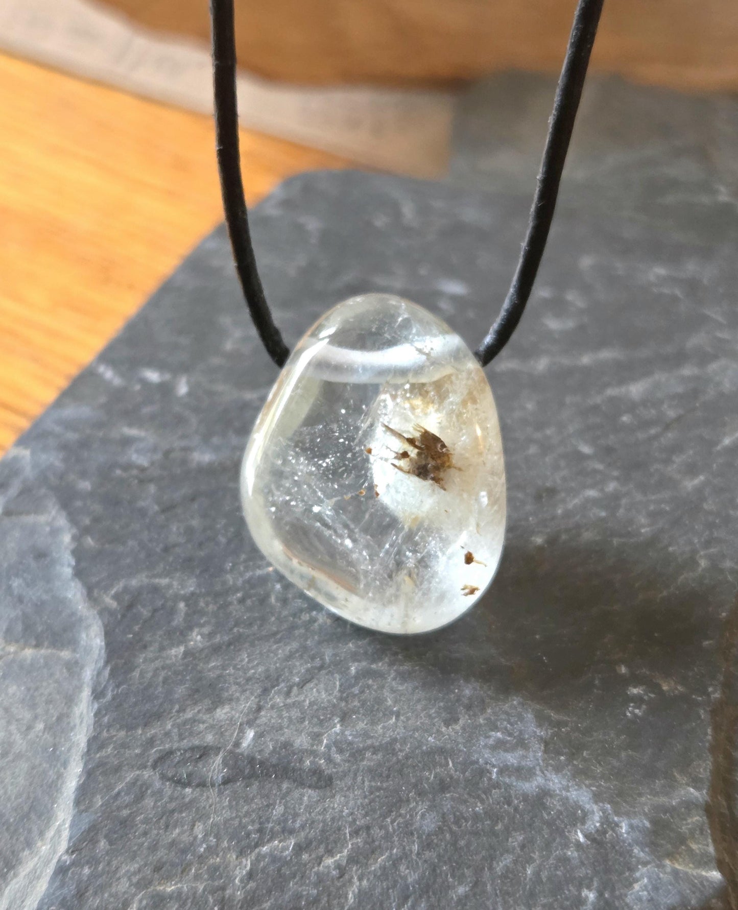 Topas weiß Anhänger, 28 x 23 x 14 mm, gebohrt, an verstellbarem Lederband