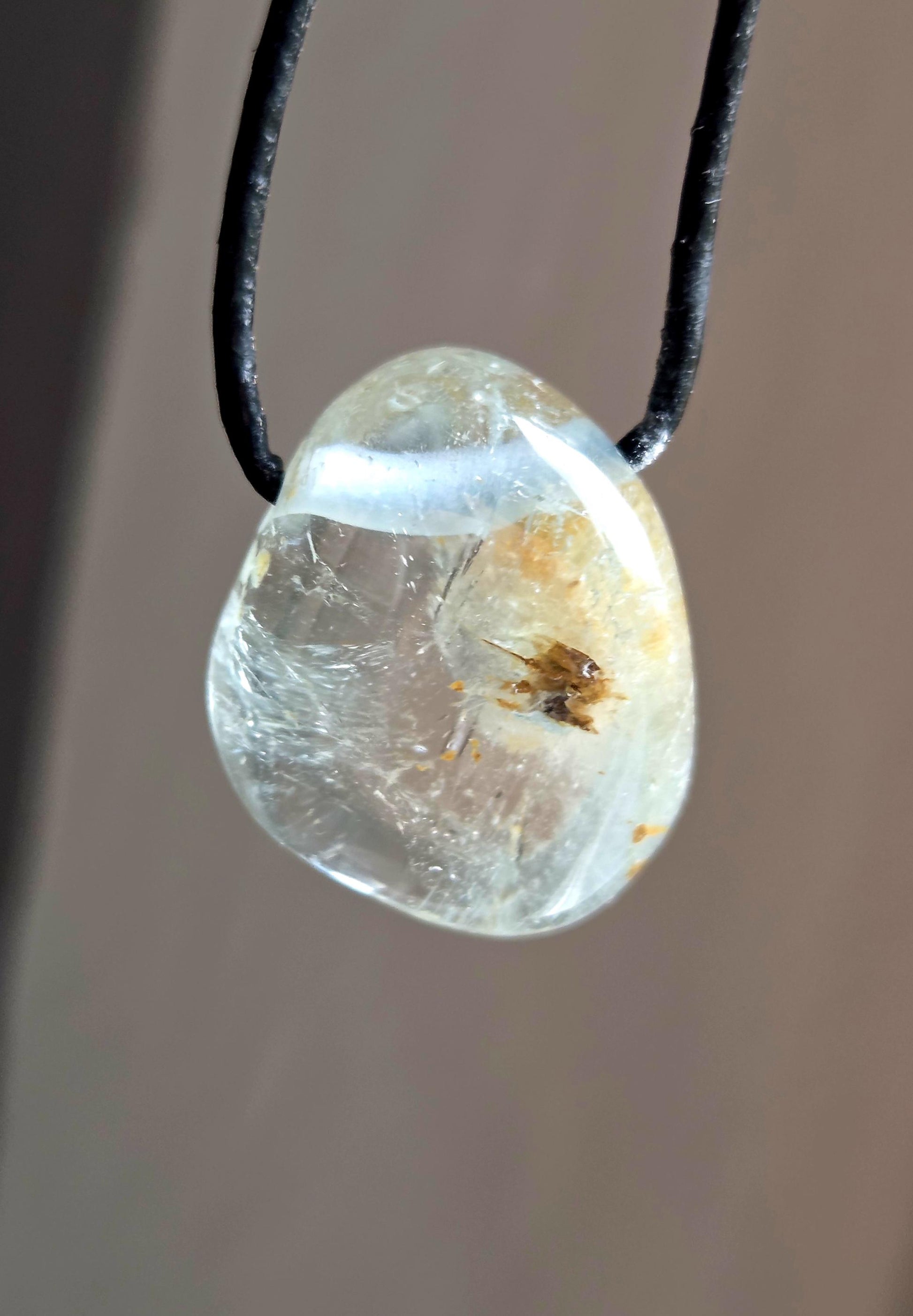 Topas weiß Anhänger, 28 x 23 x 14 mm, gebohrt, an verstellbarem Lederband