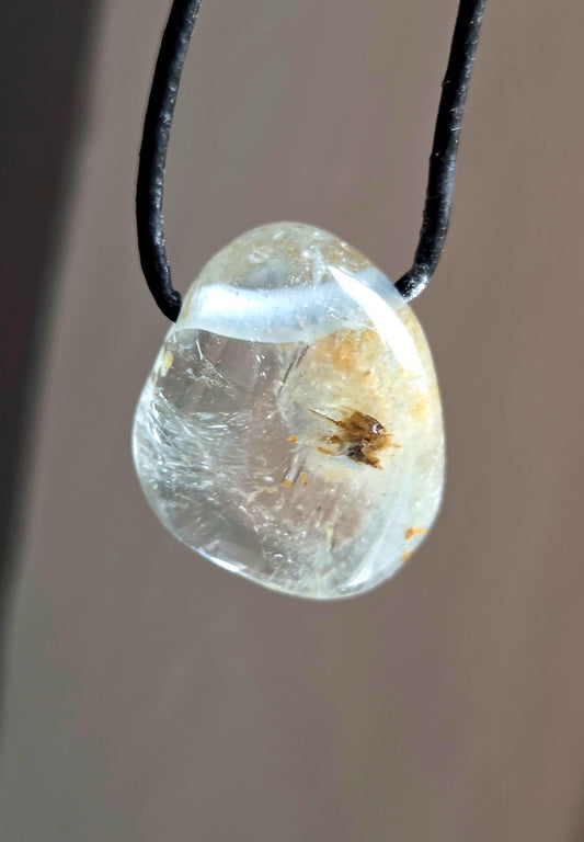 Topas weiß Anhänger, 28 x 23 x 14 mm, gebohrt, an verstellbarem Lederband