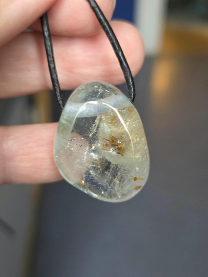 Topas weiß Anhänger, 28 x 23 x 14 mm, gebohrt, an verstellbarem Lederband