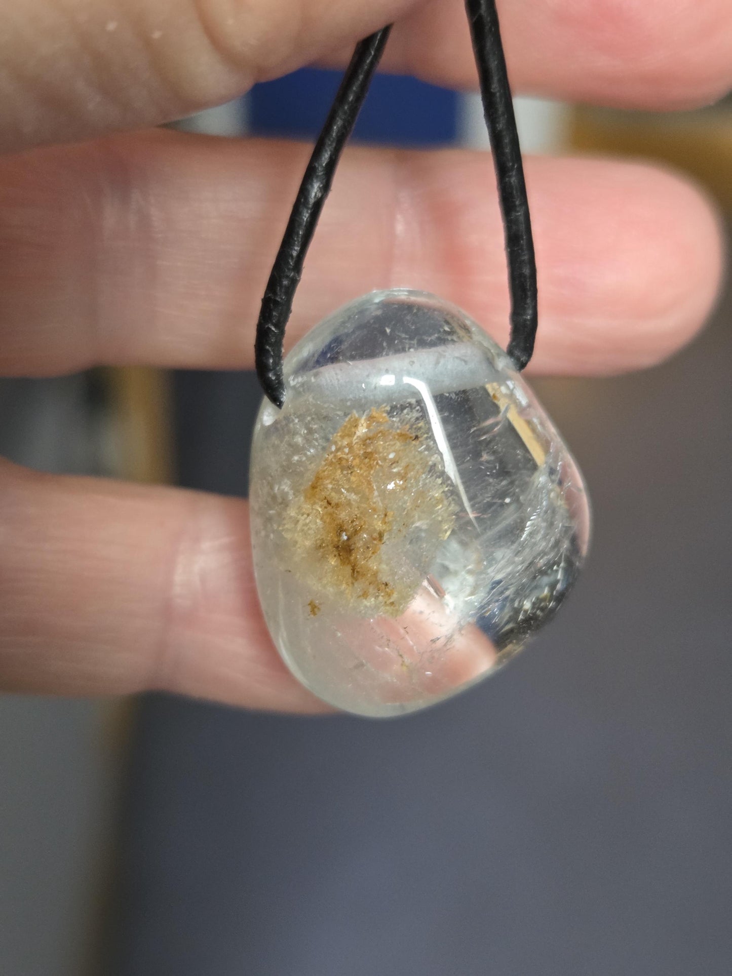 Topas weiß Anhänger, 28 x 23 x 14 mm, gebohrt, an verstellbarem Lederband