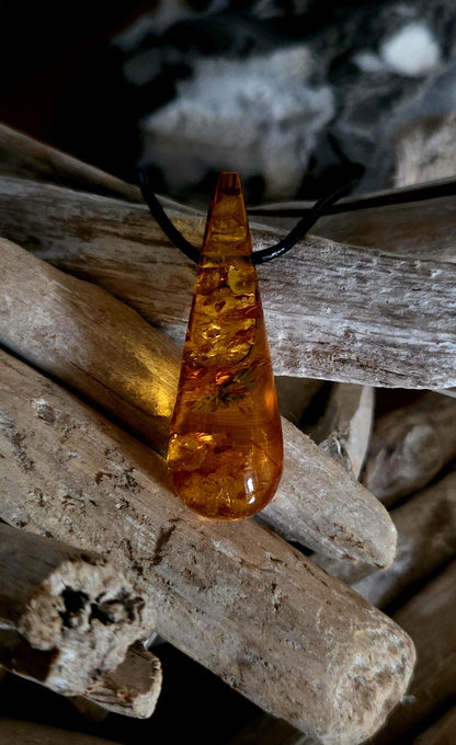 Wunderschöner baltischer Bernstein Anhänger, mit Einschlüssen, Amulett, Amber pendant, 48 x 17 x 17 mm, an verstellbarem Lederband