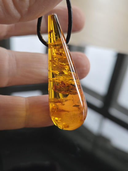 Wunderschöner baltischer Bernstein Anhänger, mit Einschlüssen, Amulett, Amber pendant, 48 x 17 x 17 mm, an verstellbarem Lederband