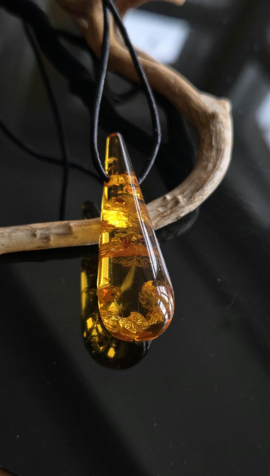 Wunderschöner baltischer Bernstein Anhänger, mit Einschlüssen, Amulett, Amber pendant, 48 x 17 x 17 mm, an verstellbarem Lederband