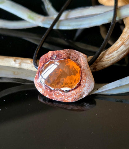Extravaganter toller mexikanischer Feueropal Anhänger, 21 x 25 x 11 mm, gebohrt, an verstellbarem Lederband