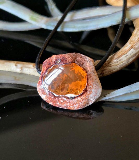 Extravaganter toller mexikanischer Feueropal Anhänger, 21 x 25 x 11 mm, gebohrt, an verstellbarem Lederband