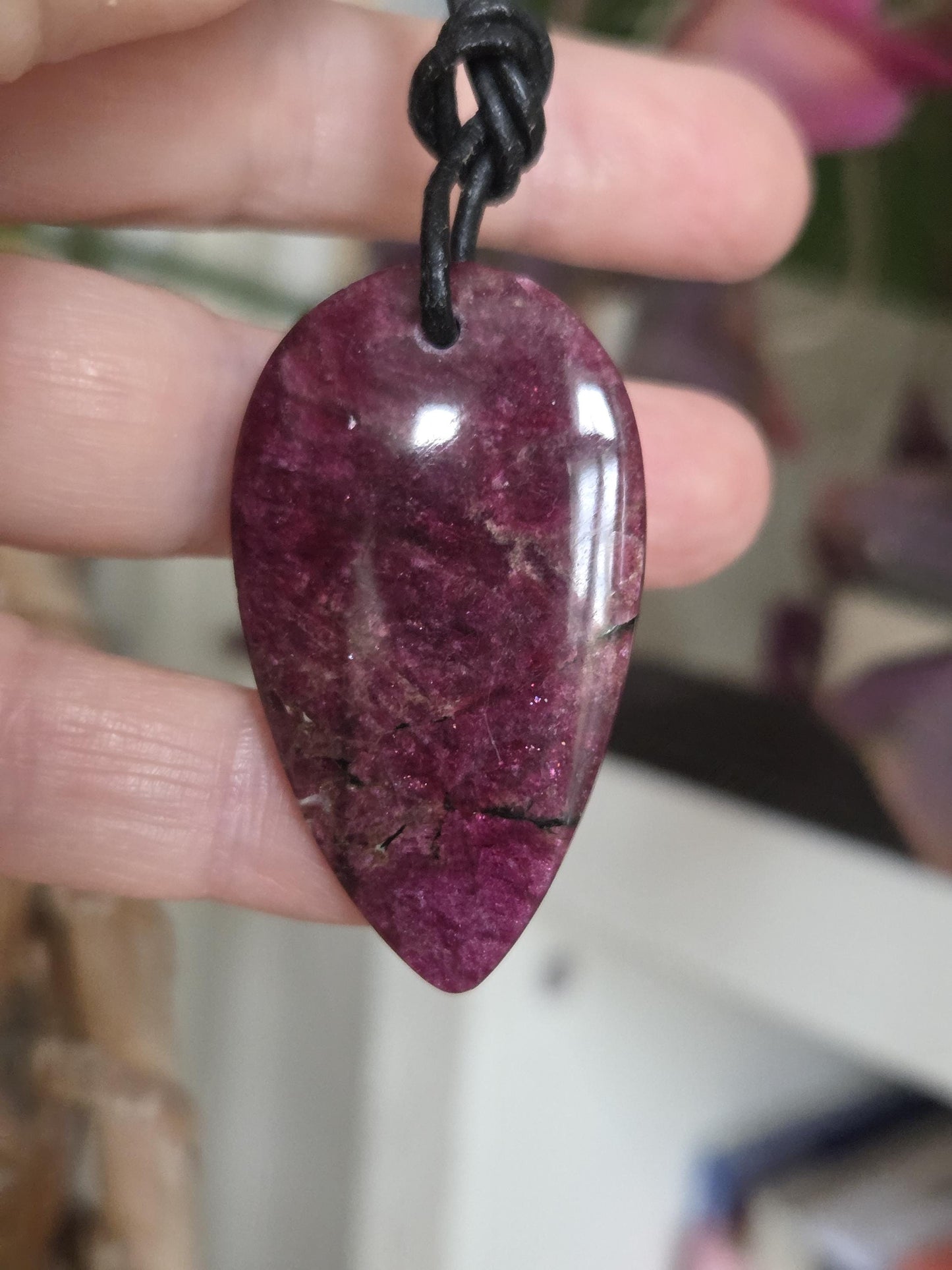 Seltener Eudialyt Anhänger aus Lappland, 45 x 26 x 3mm, gebohrt, an verstellbarem Lederband