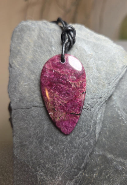 Seltener Eudialyt Anhänger aus Lappland, 45 x 26 x 3mm, gebohrt, an verstellbarem Lederband